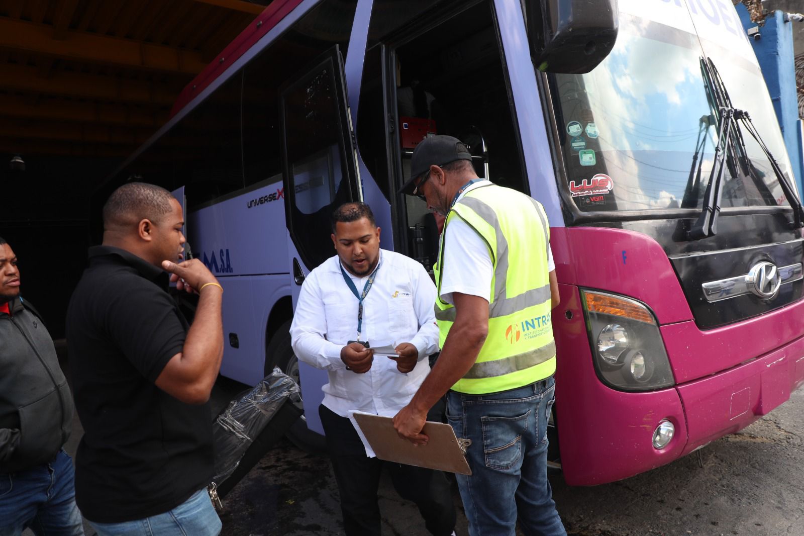 INTRANT inspecciona técnicamente más de 553 unidades de transporte interurbano durante el Operativo Altagraciano 2026