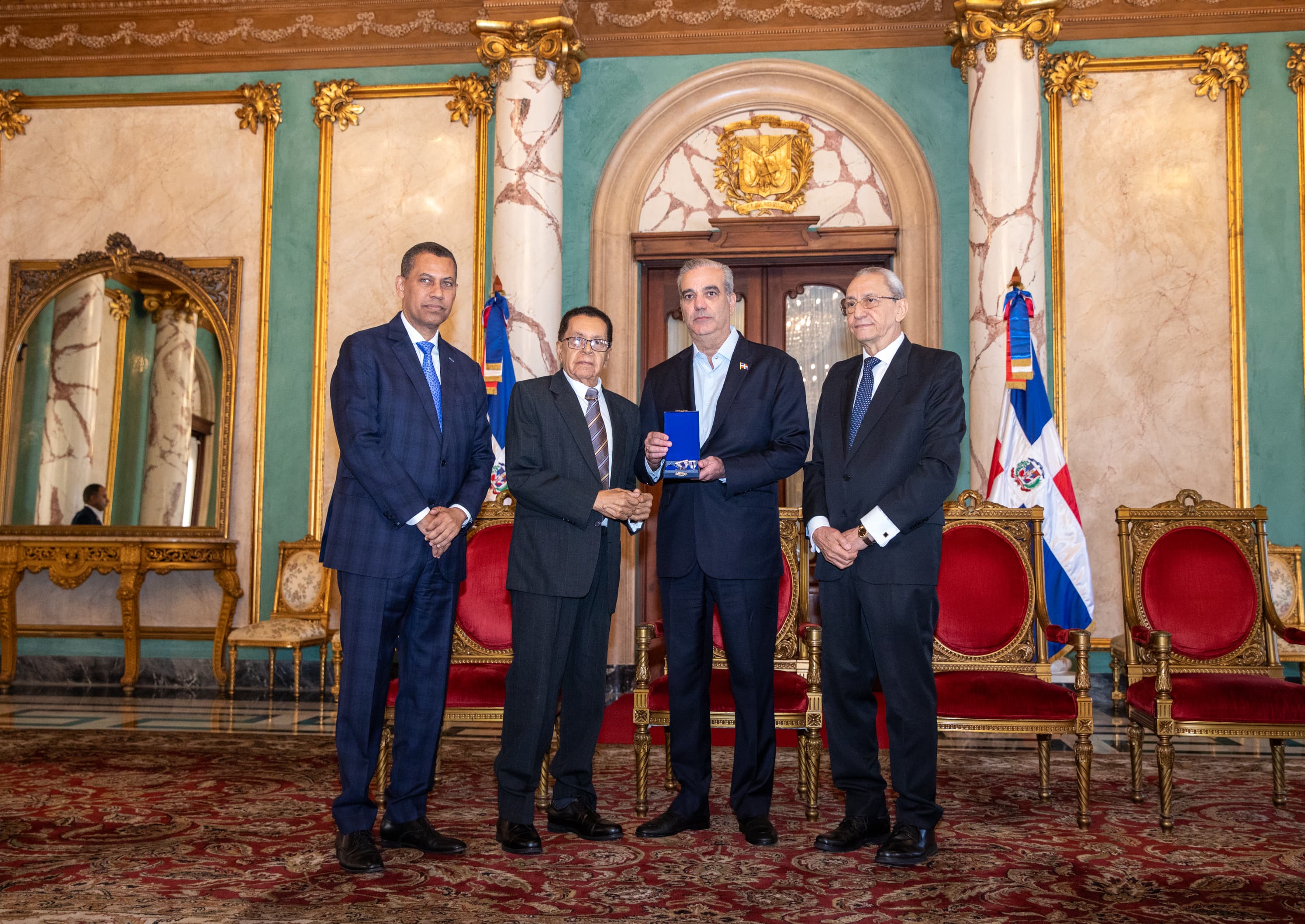 Presidente Abinader concede condecoración póstuma al periodista Orlando Martínez Howley en la Orden del Mérito Duarte, Sánchez y Mella