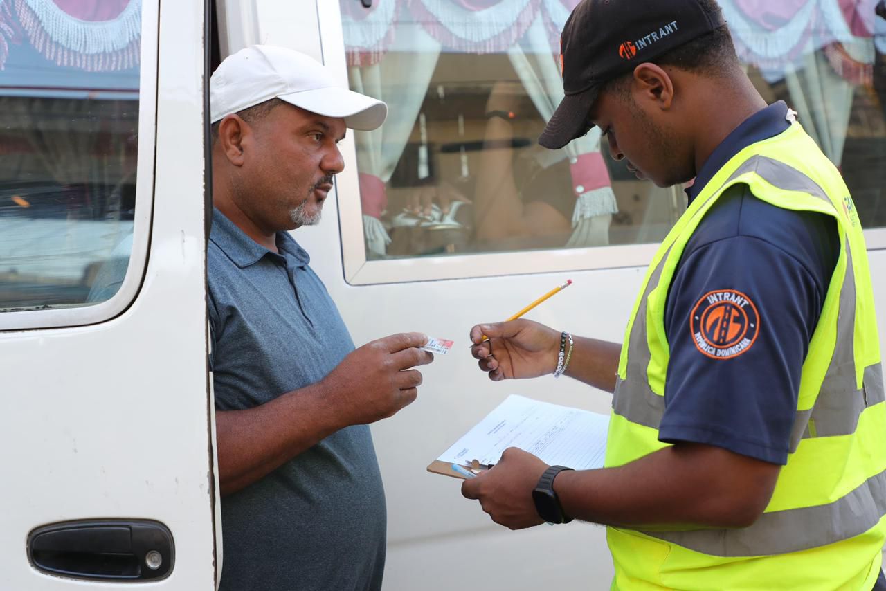 INTRANT realiza 8,084 inspecciones técnicas en paradas de autobuses y detecta 3,900 fallas evitando accidentes en Semana Santa