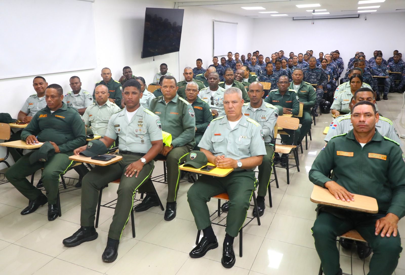 INTRANT capacita a 105 agentes de la DIGESETT en normativa de cascos homologados para motociclistas