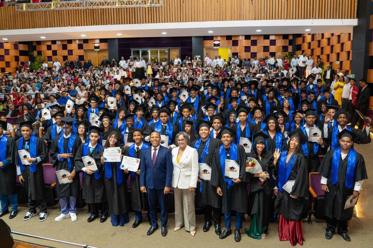 Entregan carnets de aprendizaje a los primeros bachilleres graduados este año como Guardianes del Tránsito; iniciativa formó a 620 estudiantes