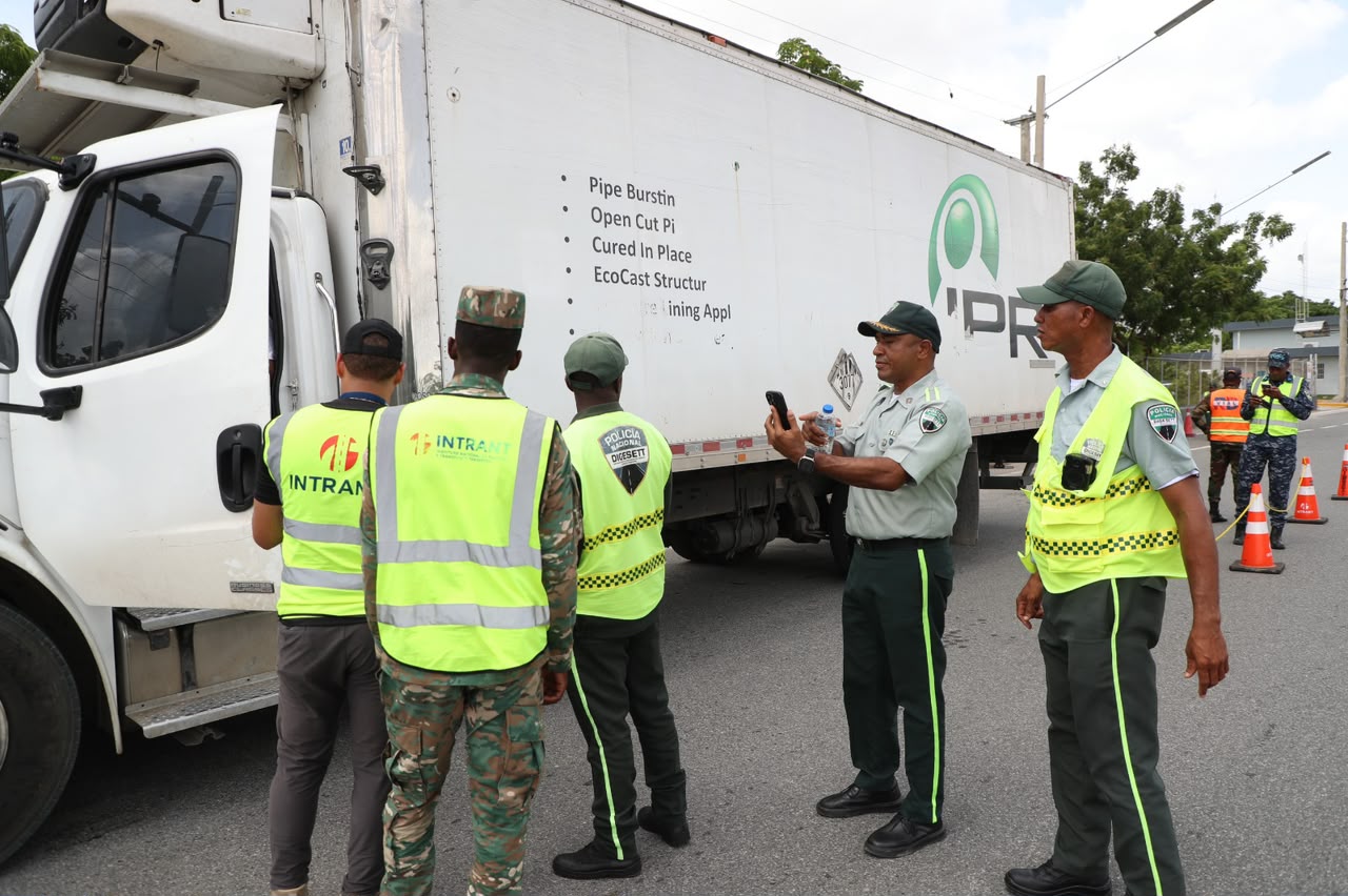 NTRANT y DIGESETT fiscalizan 41 vehículos pesados por transitar en carril izquierdo
